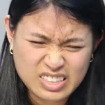 Mujer apuñala a su hermana de 15 años por revisar su celular