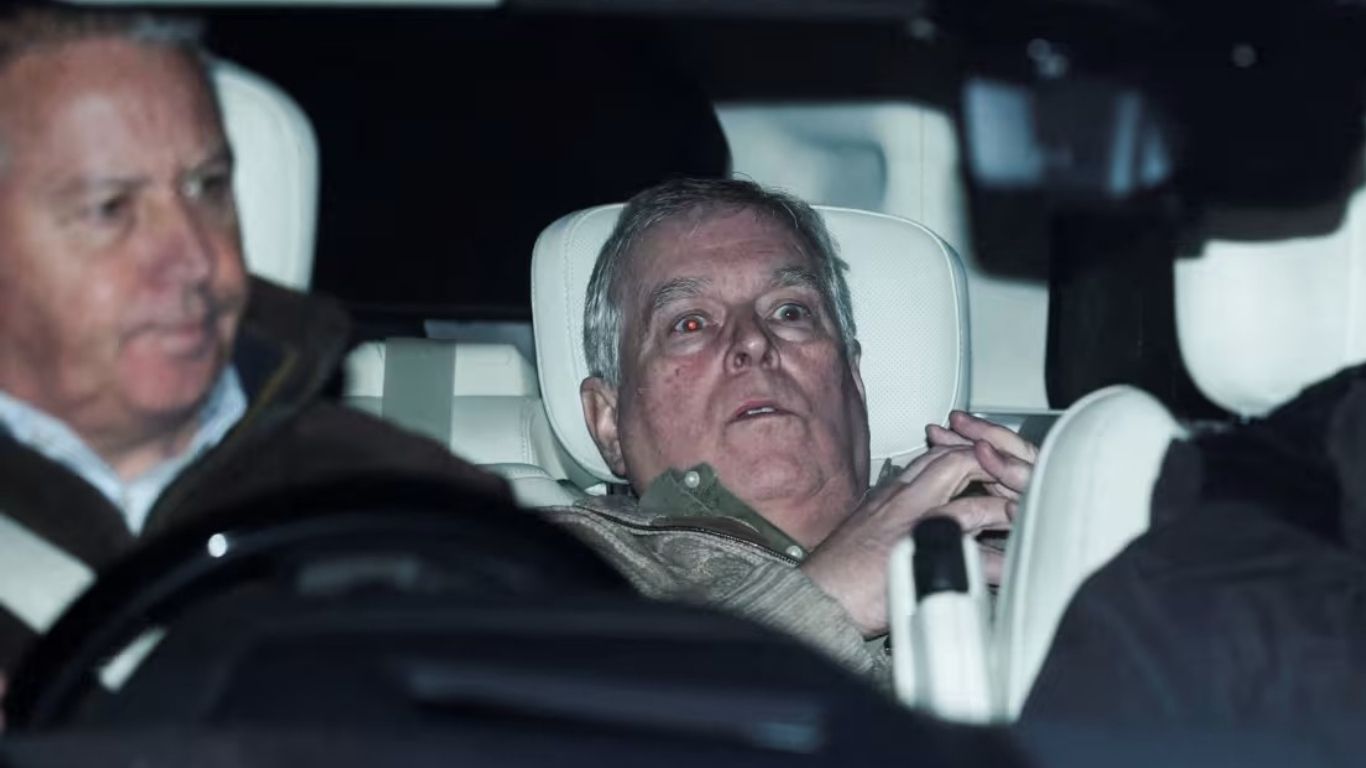 Expríncipe Andrew sale de la comisaría bajo investigación tras 11 horas detenido