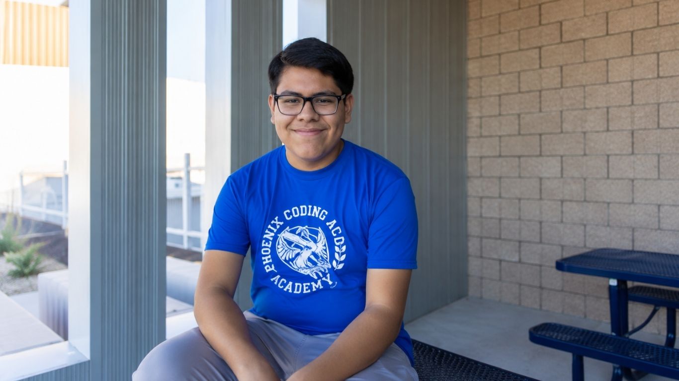 Joven latino recibe 5 millones en becas universitarias