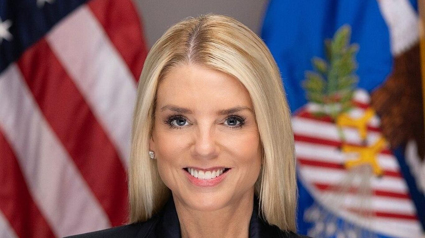 Pam Bondi cáncer de tiroides: ex fiscal revela diagnóstico