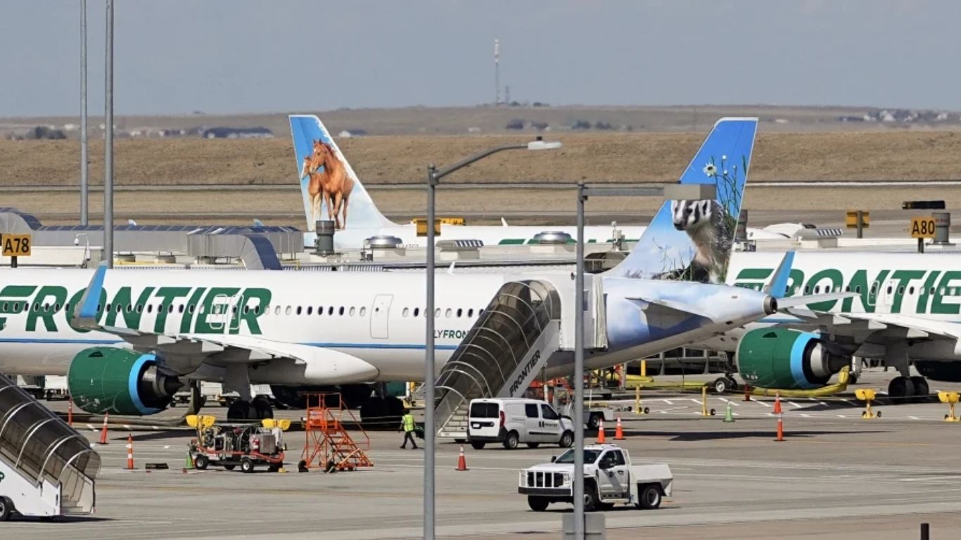 Avión de Frontier Airlines impacta y mata a persona